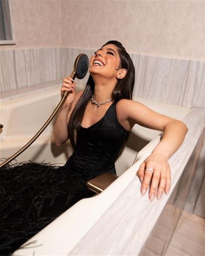 مايان السيد قاعدة في الحمام تتصور : شاهد