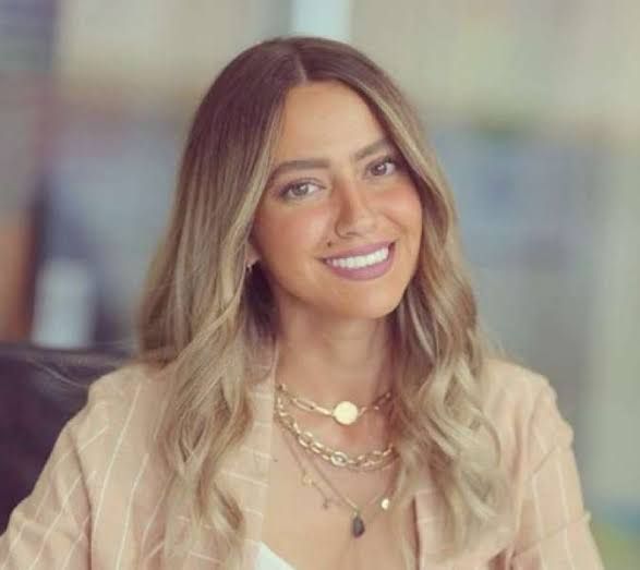 هند عبد الحليم عايزة تعمل عملية تجميل علشان يبقي بوم وفوم