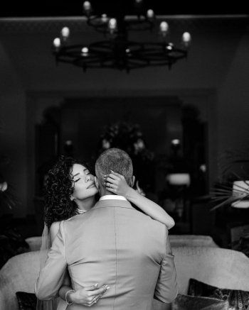 شاهد .. أوزجان دينيز يحتفل بزفافه للمرة الثانية - بالصورة