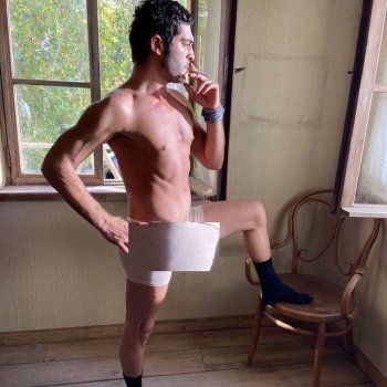 شاهد .. بوراك دينير يظهر من دون ملابس.. ويتعرض لموجة من السخرية