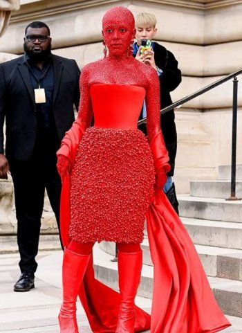 شاهد .. دوجا كات تصدم الجمهور من جديد.. وتظهر بالشوارب واللحية- بالفيديو