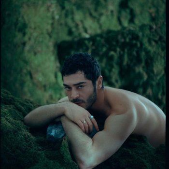 شاهد .. بوراك دينير يظهر من دون ملابس.. ويتعرض لموجة من السخرية