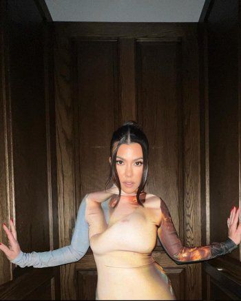 شاهد .. كورتني كارداشيان تصدم الجمهور بفستان يظهر الأعضاء كما هي- بالصور