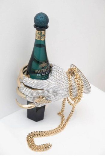 شاهد .. بالصورة - دوجا كات تبهر بحقيبة يد شكلها غير مألوف وهذا سعرها