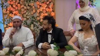 شاهد .. نجم ستار أكاديمي يحدث بلبلة بفستان عروسه المكشوف أمام الشيخ- بالصورة