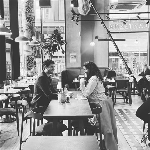 شاهد علي القمر بتاعنا ” مي الغيطي ” من كواليس الفيلم البريطاني Due Dating