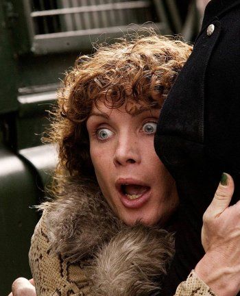 شاهد .. نجم Peaky Blinders أدى شخصية "بائعة هوى" بإبداع.. شاهدوا