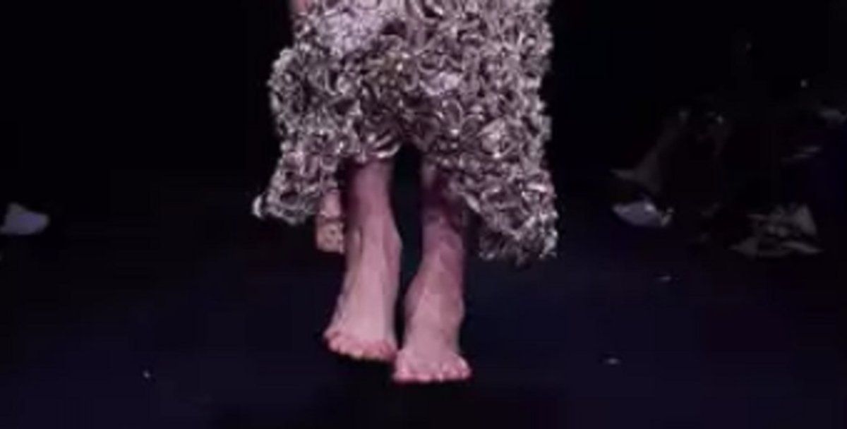 شاهد .. بالفيديو - عارضة أزياء مشهورة تمشي حافية القدمين بعد وقوعها أمام الجميع