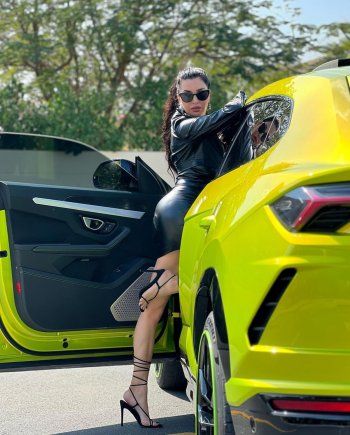 شاهد .. من جديد لاميتا فرنجية بسيارة فخمة للغاية.. وسعرها أكثر بكثير مما تتوقعون!