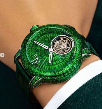 شاهد .. كريستيانو رونالدو يحصل على ساعة هدية وسعرها فاق كل التوقعات