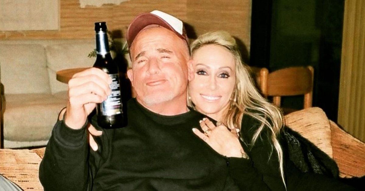 شاهد .. بالصور - والدة مايلي سايرس تستخدم كلمات أغنية "Flowers" لتوجه رسالة لحبيبها دومينيك بورسيل