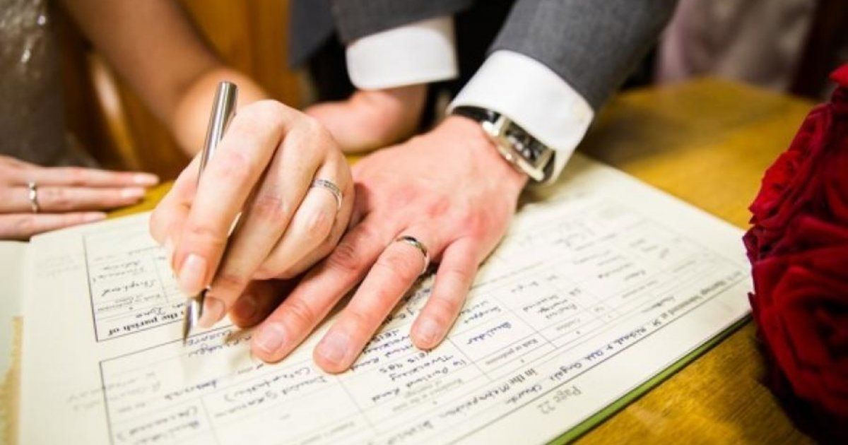 شاهد .. نجم ستار أكاديمي يحدث بلبلة بفستان عروسه المكشوف أمام الشيخ- بالصورة