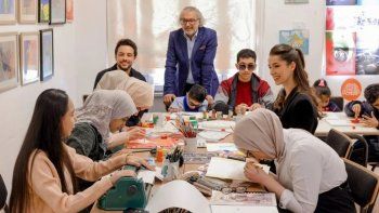 شاهد .. الأمير الحسين ولي عهد الأردن في زيارة ميدانية برفقة خطيبته في أحدث ظهور لهما