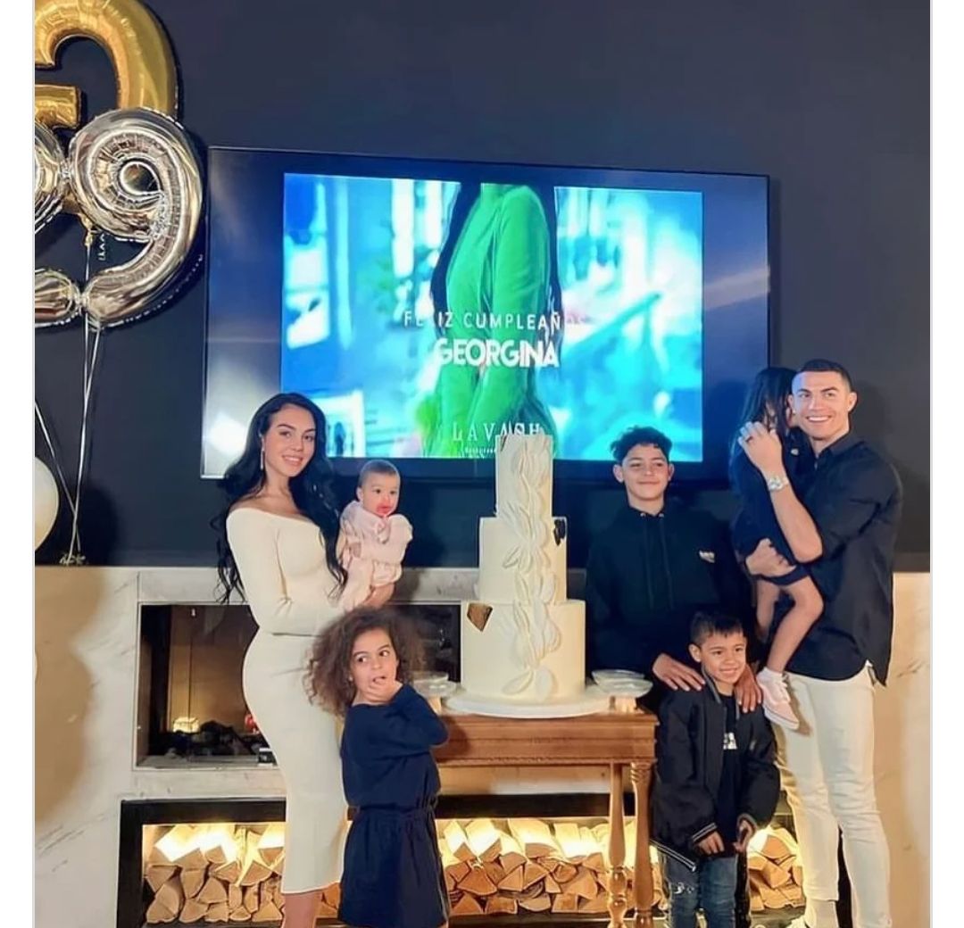 جورجينا تحتفل بعيد ميلادها في السعوديه : شاهد