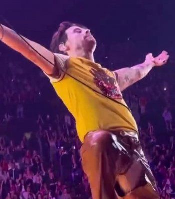 شاهد .. هاري ستايلز يتعرض لموقف محرج على المسرح