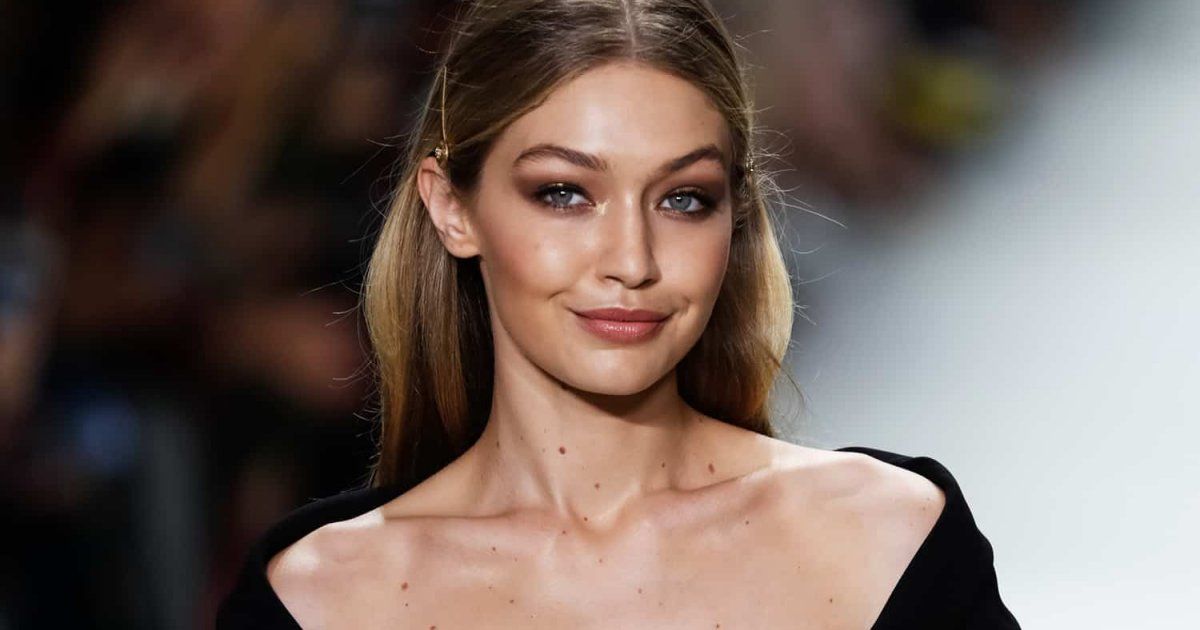 شاهد .. جيجي حديد في تجربة جديدة في عالم الأزياء