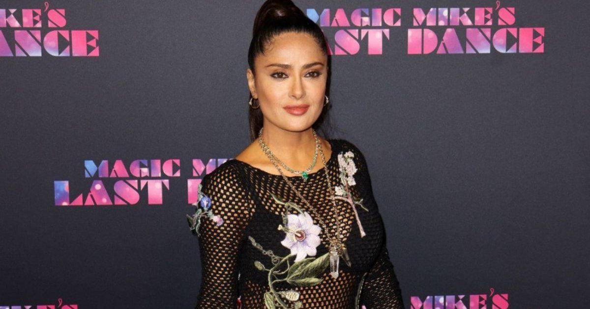 شاهد .. بعد ظهور سلمى حايك بفستان فاضح.. رانيا يوسف بتعليق مضحك