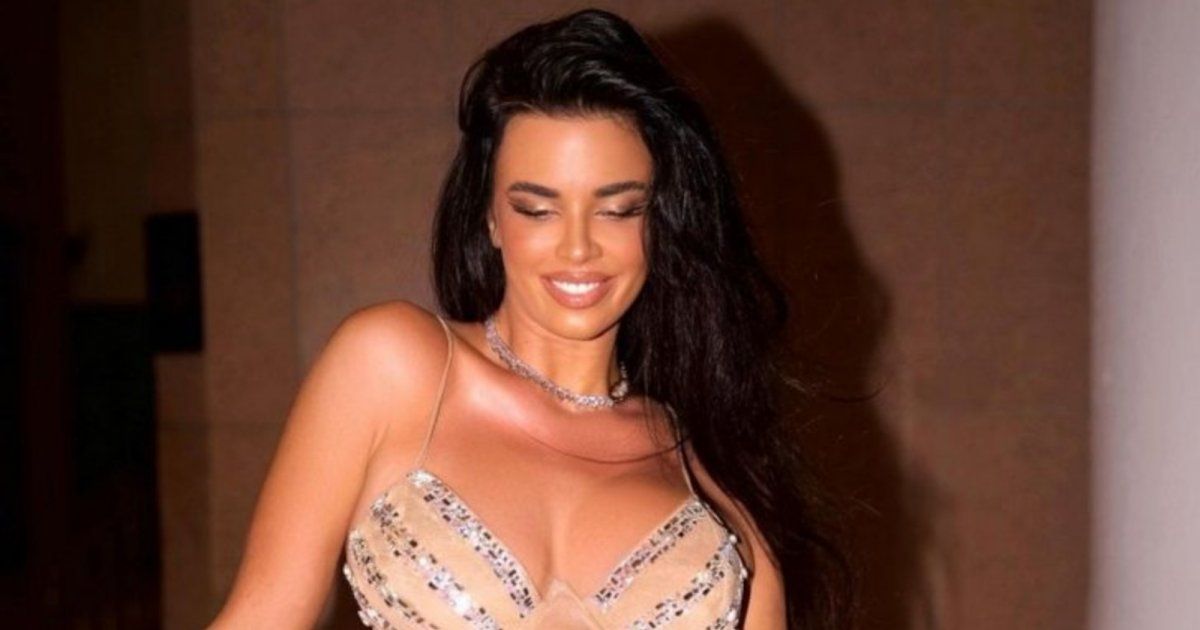 شاهد .. بمايوه من الورود... ملكة جمال كرواتيا تشعل الجمهور - بالصورة