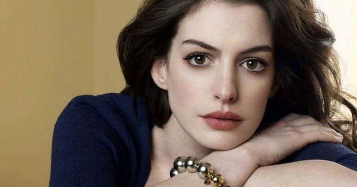 شاهد .. الصورة - آن هاثاواي تختار زي شخصية بطلة خارقة على السجادة الحمراء