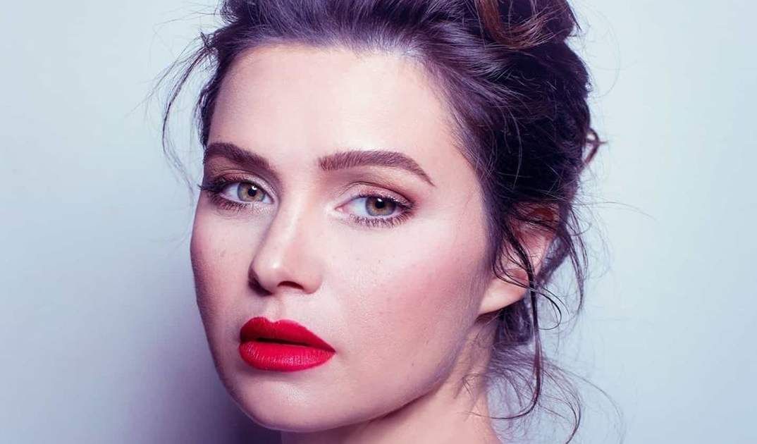 شاهد .. هذا ما تفعله يسرا اللوزي مع بناتها أيام التصوير