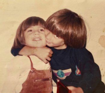 شاهد .. شريف رمزي ينشر صوراً مؤثرة من طفولته مع شقيقه صلاح رمزي الذي ما زال في غيبوبة