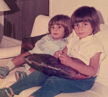 شاهد .. شريف رمزي ينشر صوراً مؤثرة من طفولته مع شقيقه صلاح رمزي الذي ما زال في غيبوبة