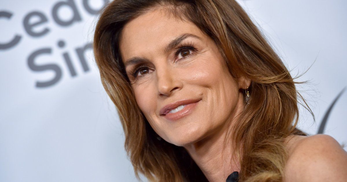 شاهد .. بالصورة - سيندي كروفرد بإطلالة جلدية رائعة وتستلقي بوضعية تخطف القلوب