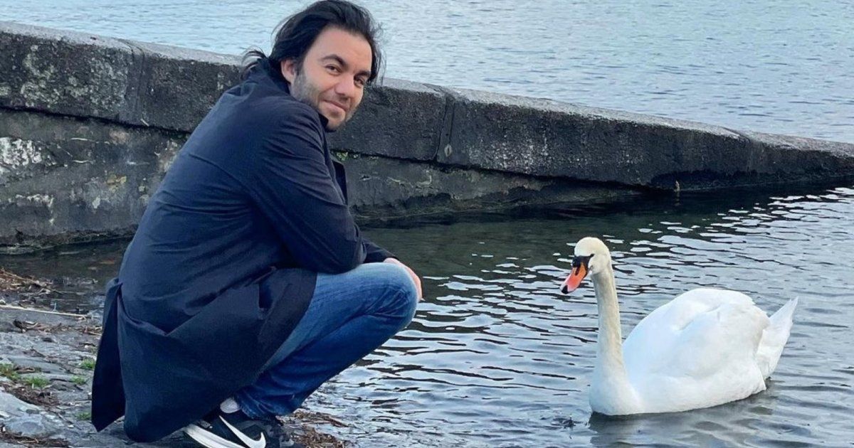 شاهد .. شريف رمزي ينشر صوراً مؤثرة من طفولته مع شقيقه صلاح رمزي الذي ما زال في غيبوبة