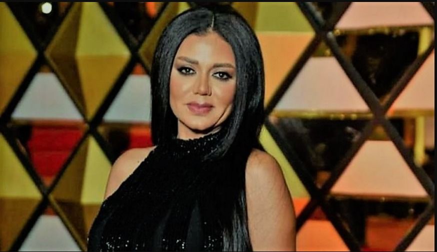 رانيا يوسف الراعي الرسمي لفستان من غير بطانة والستات غيرانه منها