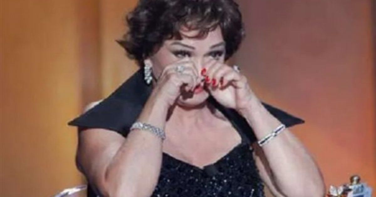 شاهد .. لبلة تنهار بالبكاء على المسرح... إليكم السبب