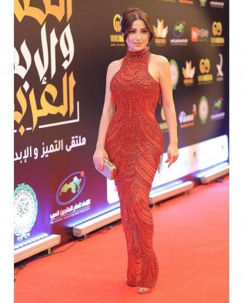 شاهد .. الكشف عن سعر فستان نسرين طافش الأحمر من تصميم يوسف الجسمي