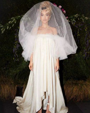 شاهد .. بالصور - ريتا أورا بفستان العرس: "هذا ليس حفل الزفاف الذي طالما حلمت به"