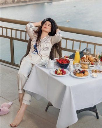 شاهد .. بعد ظهورها بالبيجاما.. عبير صبري تتعرض لهجوم واسع