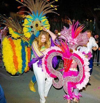 شاهد .. ماكسيما ملكة هولندا تبهر الجميع برقصها في مهرجان بالبحر الكاريبي-بالفيديو والصور