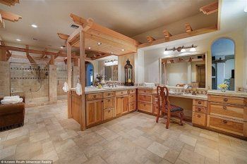 شاهد .. فخامة ورقي ومساحات شاسعة.. جولة في قصر ملك البوب الراحل مايكل جاكسون