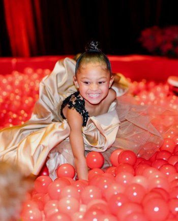 شاهد .. كريس جينر والدة كايلي جينر توجه رسالة مؤثرة لحفيدتها في عيد ميلادها-بالصور