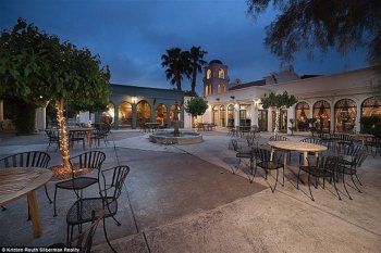 شاهد .. فخامة ورقي ومساحات شاسعة.. جولة في قصر ملك البوب الراحل مايكل جاكسون