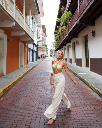 شاهد .. بالصور- مودل روز تستعرض مفاتنها بإطلالة مثيرة