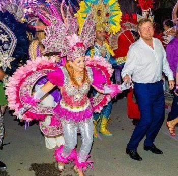 شاهد .. ماكسيما ملكة هولندا تبهر الجميع برقصها في مهرجان بالبحر الكاريبي-بالفيديو والصور