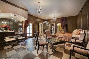 شاهد .. فخامة ورقي ومساحات شاسعة.. جولة في قصر ملك البوب الراحل مايكل جاكسون