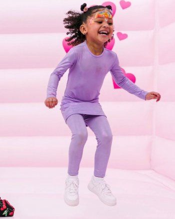 شاهد .. كريس جينر والدة كايلي جينر توجه رسالة مؤثرة لحفيدتها في عيد ميلادها-بالصور