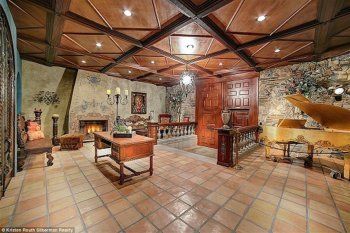 شاهد .. فخامة ورقي ومساحات شاسعة.. جولة في قصر ملك البوب الراحل مايكل جاكسون