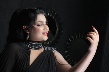 شاهد .. قمر العراقية تطل بالأسود الأنيق.. وجمالها حديث الساعة- بالصور