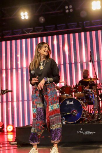 شاهد .. لمى شريف تشعل مسرح "دبي بيتس" وهذا ما فعله أحد المعجبين