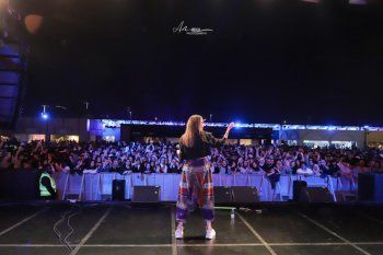 شاهد .. لمى شريف تشعل مسرح "دبي بيتس" وهذا ما فعله أحد المعجبين