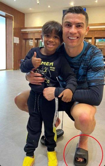 شاهد .. بالصور- كريستيانو رونالدو يضع طلاء للأظافر ويثير استياء المتابعين