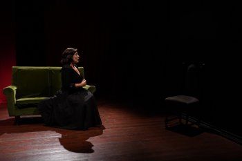 شاهد .. خاص- ماريا الدويهي خلعت القناع في مسرحية "آخر بروفا" وجسّدت معاناة الممثلات ووحدتهنَ