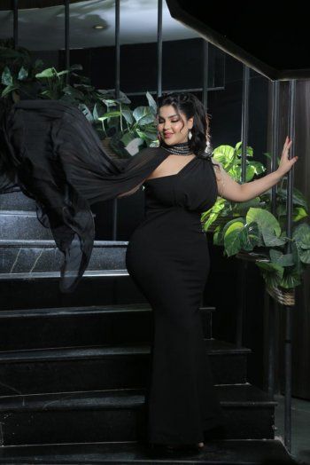 شاهد .. قمر العراقية تطل بالأسود الأنيق.. وجمالها حديث الساعة- بالصور