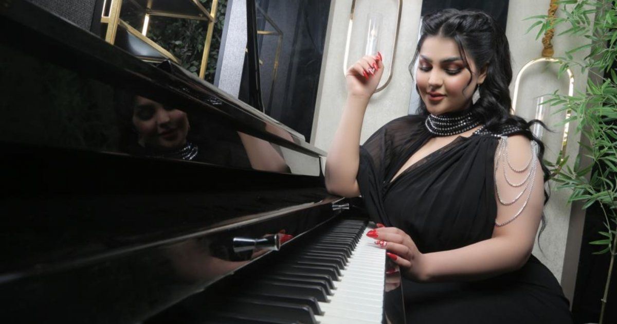 شاهد .. قمر العراقية تطل بالأسود الأنيق.. وجمالها حديث الساعة- بالصور