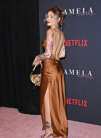 شاهد .. بالصورة - باريس جاكسون تتألق في فستان مكشوف ووشومها حديث المصورين